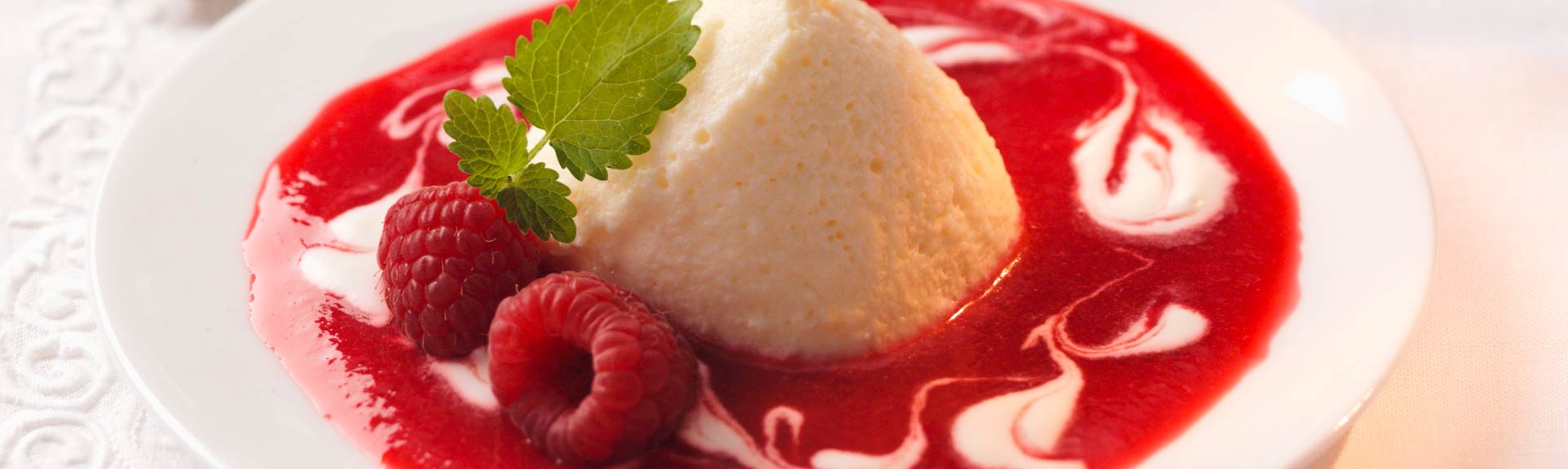 Bayrische Creme mit Himbeersauce - OMIRA Milch